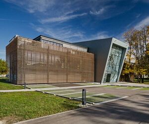 Das moderne Sheridan Management Center in Augsburg mit seiner besonderen Eingangsfassade