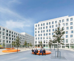 Der öffentliche baumbestande Mittelpunkt zwischen den beiden Bürogebäuden forum am Hirschgarten München