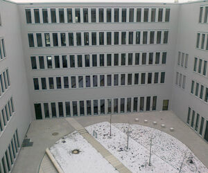 Der ansprechende Innenhof des Bürogebäudes Take Off in München. 